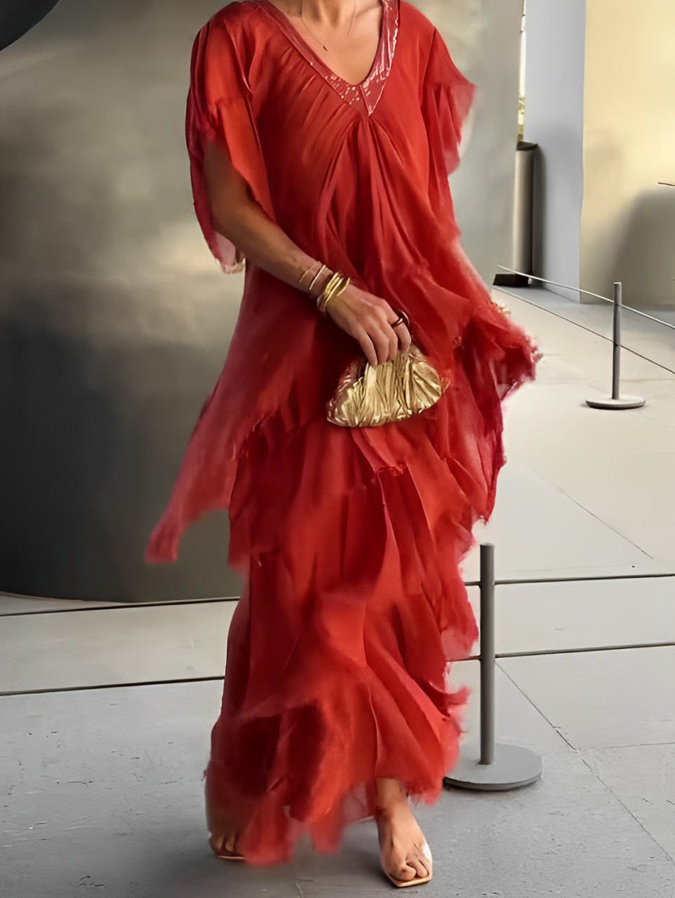 Luna Moda | Zwiewna sukienka maxi z artystycznym akcentem