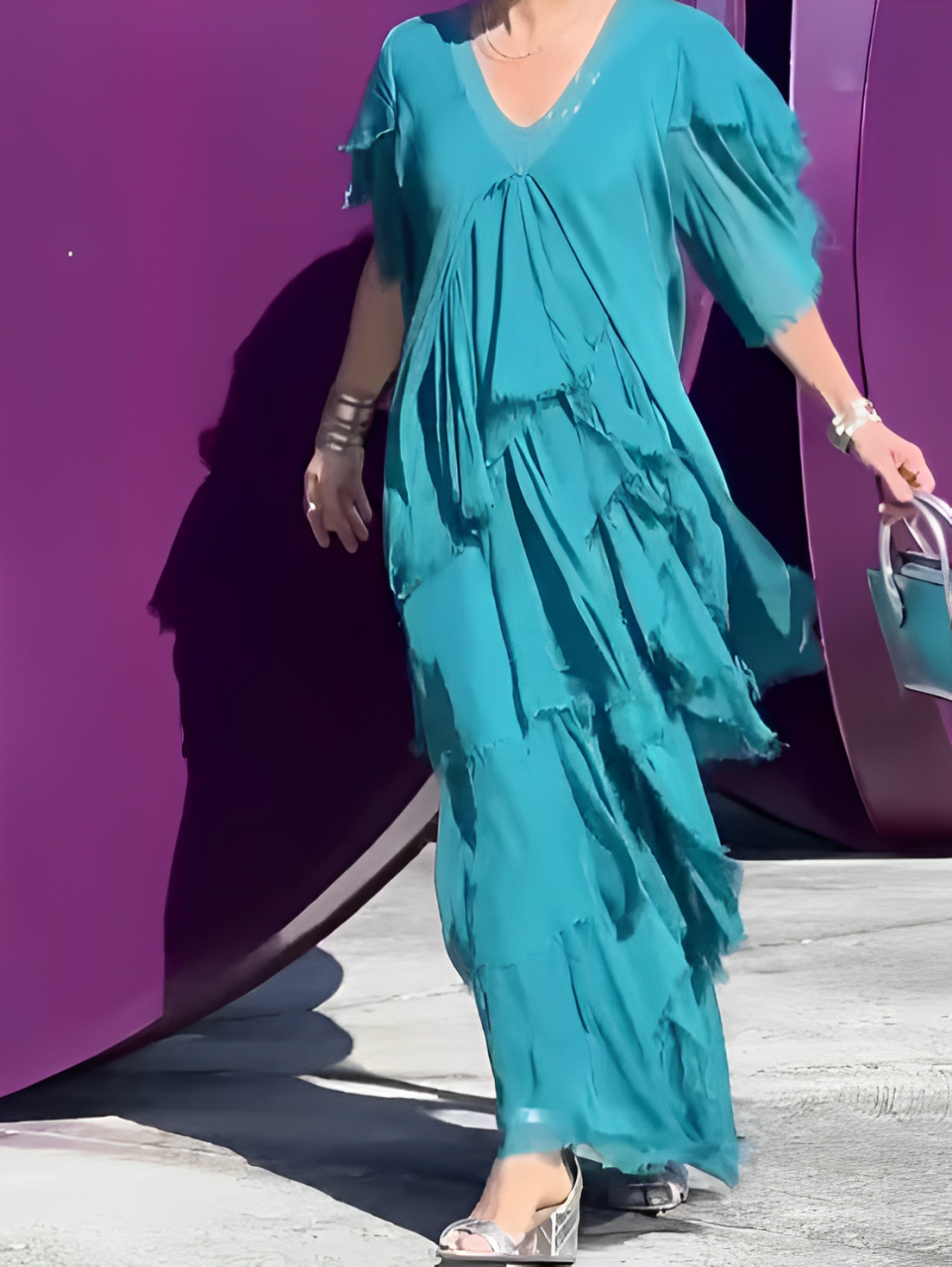 Luna Moda | Zwiewna sukienka maxi z artystycznym akcentem